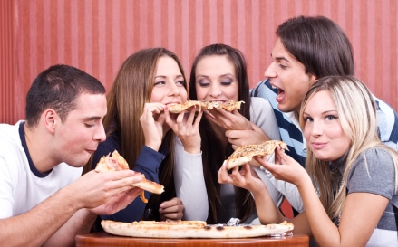 teenagers-eating-pizza